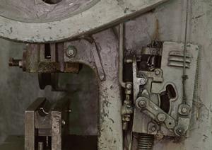 狭小の場所でも活用できるカニクレーン