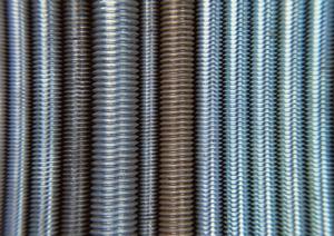 仮設ハウスの運搬にフォークリフト